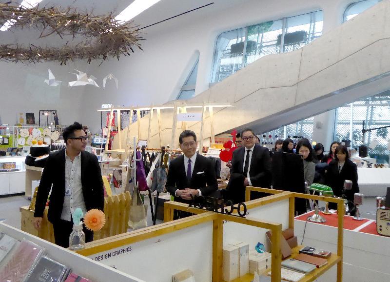 Mr So (second left) visits the design shops at Dongdaemun Design Plaza and looks at the different design products of Korean designers.