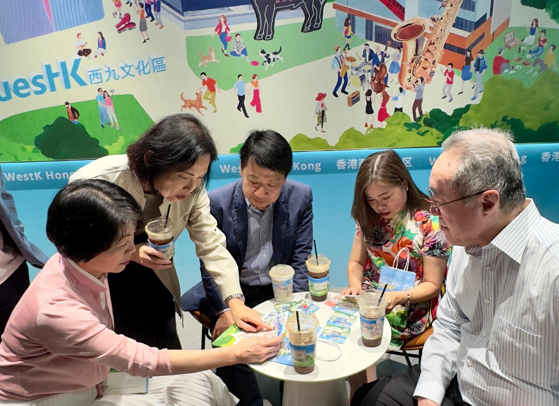 The Secretary for Culture, Sports and Tourism, Miss Rosanna Law, visited the 