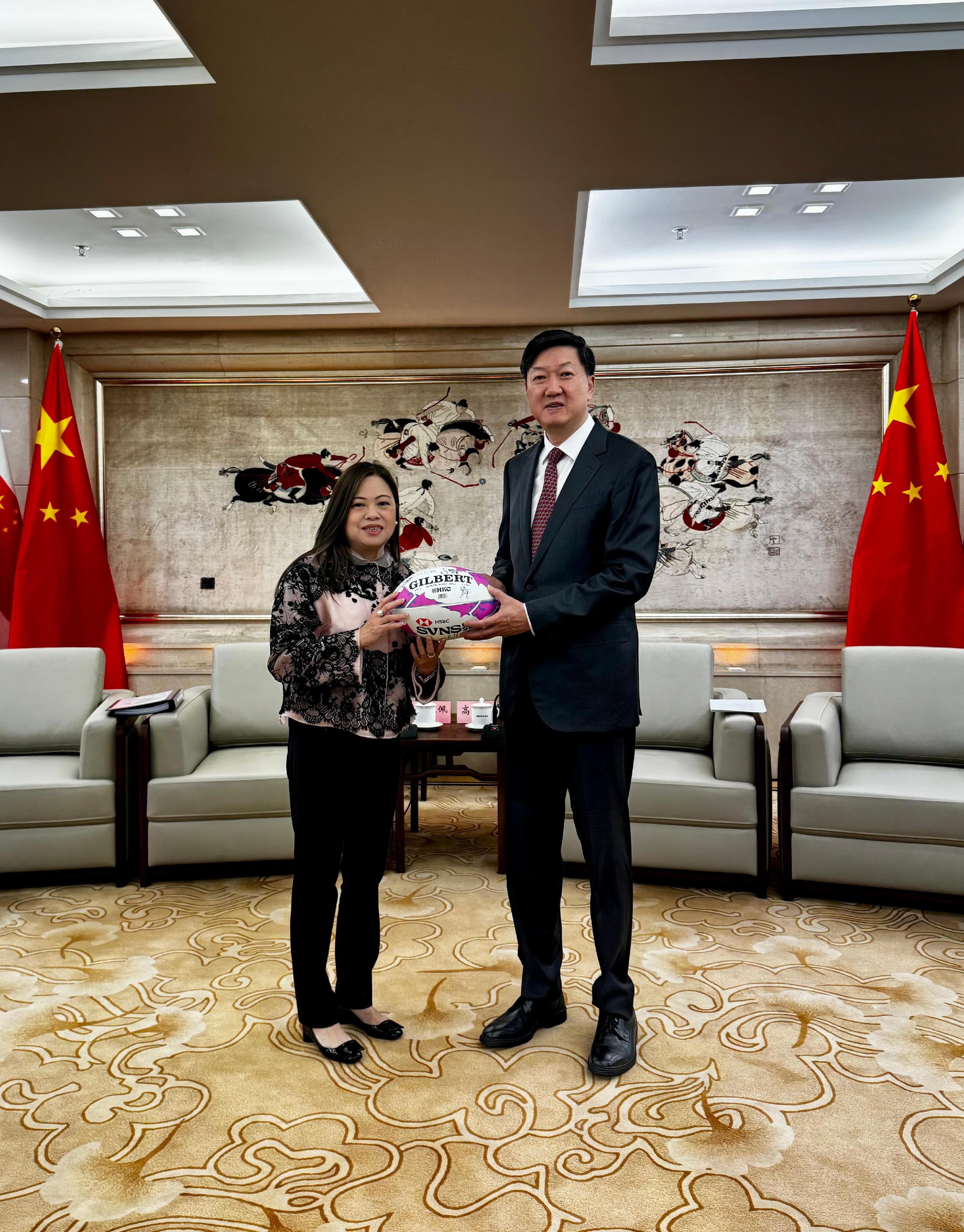 文化体育及旅游局局长罗淑佩今日（四月二日）展开北京拜访行程，拜会国家体育总局局长高志丹。图示罗淑佩（左）向高志丹（右）致送纪念品。