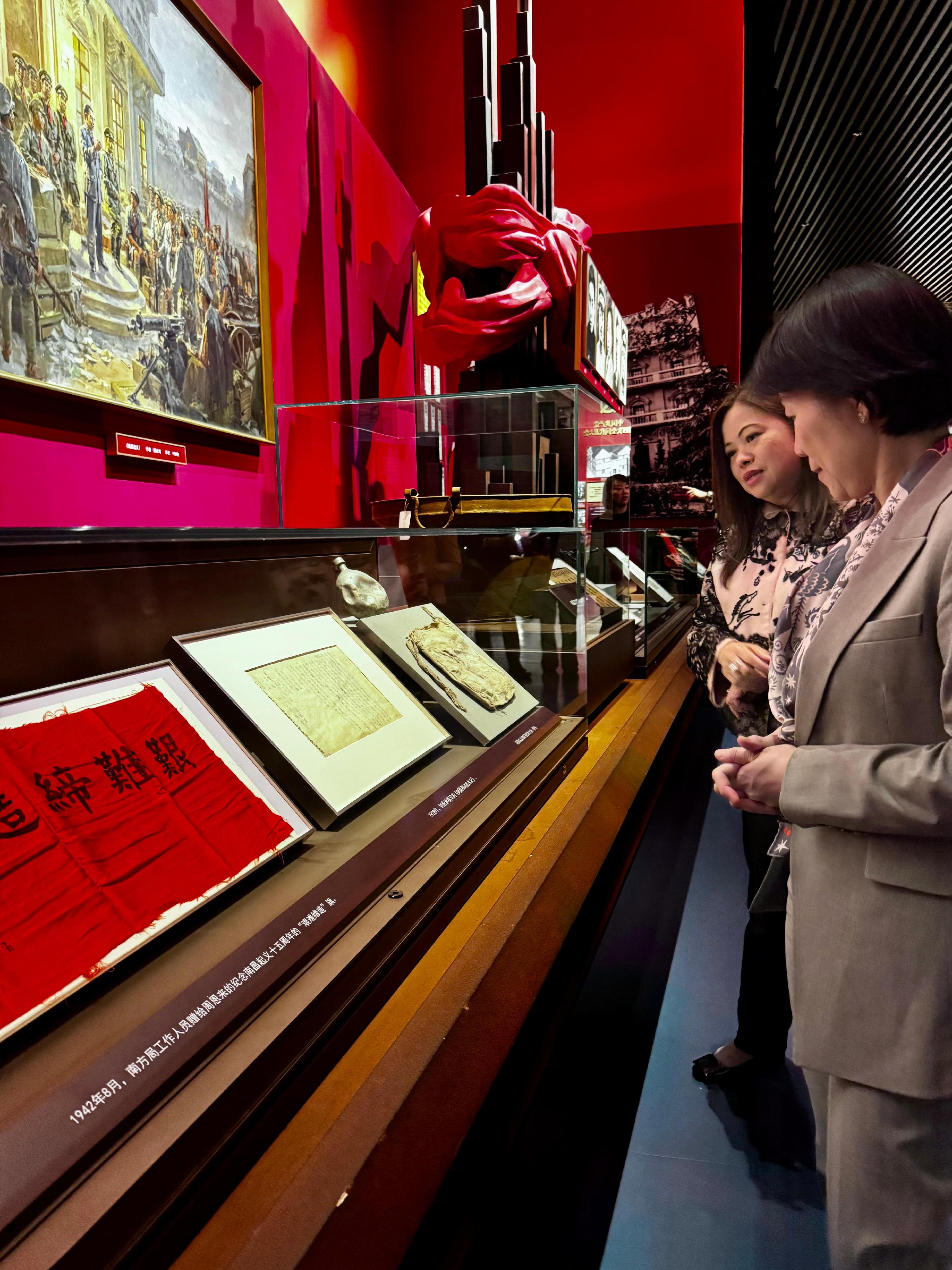 在文化体育及旅游局（文体旅局）常任秘书长沈凤君（右）陪同下，文体旅局局长罗淑佩（左）今日（四月二日）在北京参观中国共产党历史展览馆。