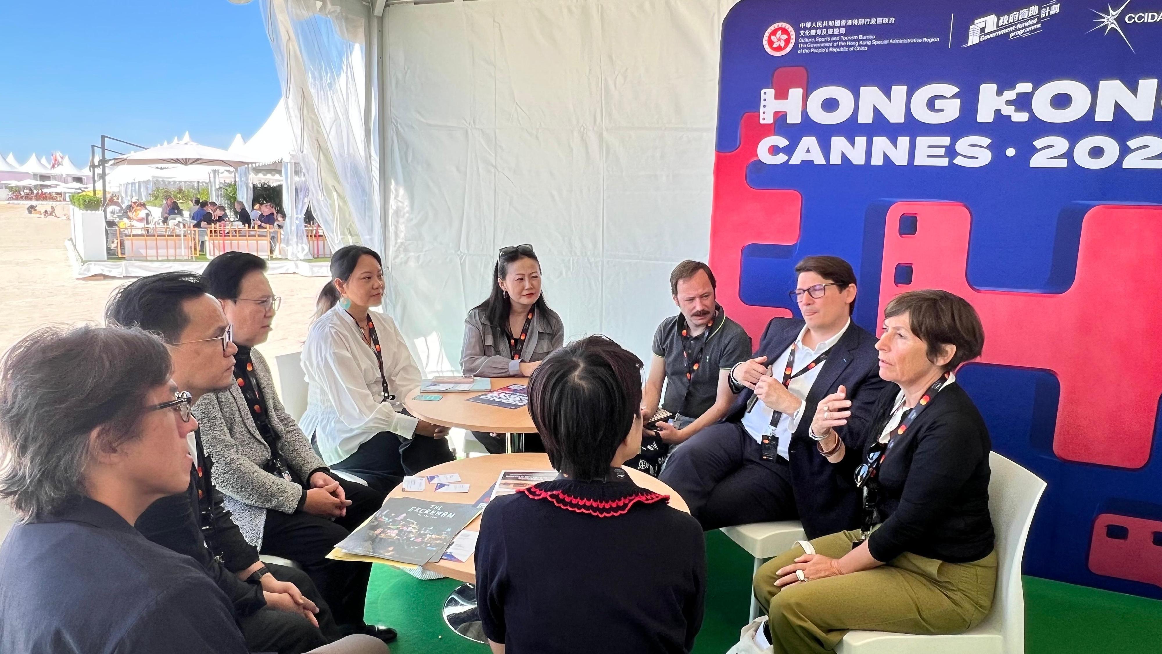 文化体育及旅游局文创产业发展处和香港电影发展局率领业界代表团参与第七十八届法国康城影展。图示文创产业助理专员兼香港电影发展局秘书长麦圣希（左二）和香港电影发展局主席王英伟博士（左三）于五月十五日（康城时间）与世界各地的电影机构、影展代表及电影人进行会面交流，以加强与海外联系，与业界携手共同拓展海外市场，将更多优秀的香港电影作品带给全球观众。
